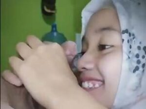 Istri Hijab Doyan Sepong Kontol Suami Sampe Crottt